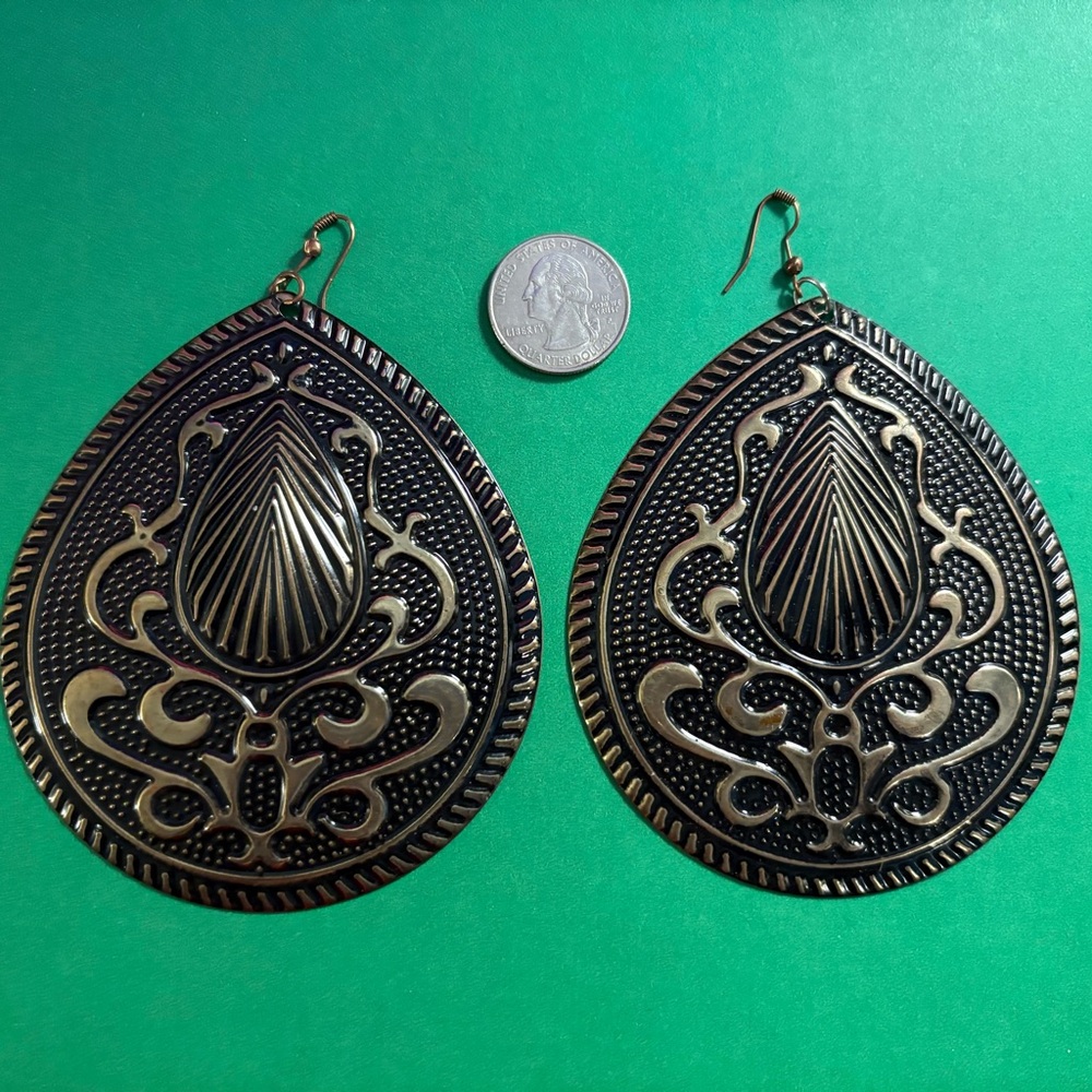 Elegant Black and Gold Teardrop Earrings